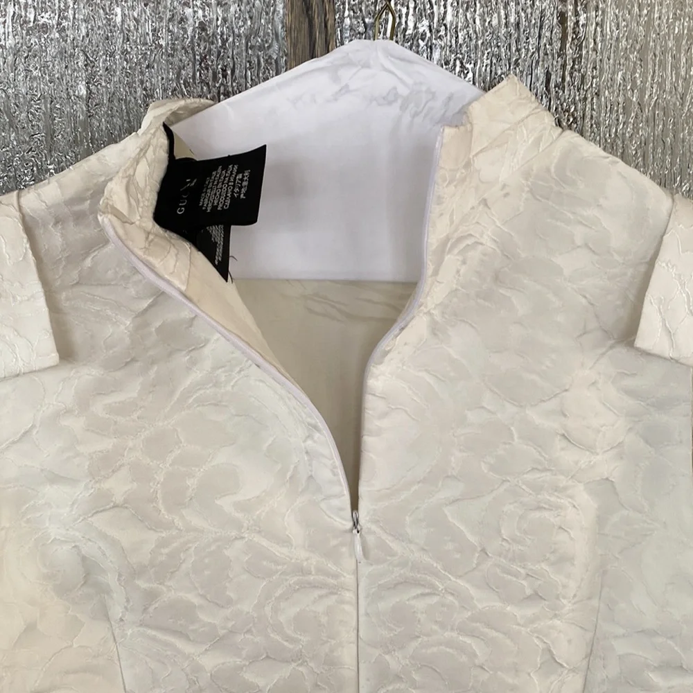 Gucci white mandarin collar dress. Size Large. Elegant sleeveless tulip skirt. - Picture 7 of 10